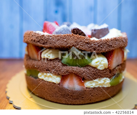 sweet round cake with fruit 42256814