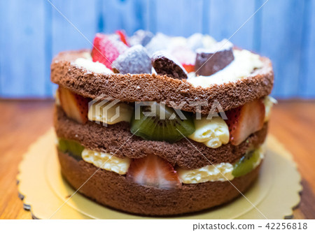 sweet round cake with fruit sweet round cake with fruit 42256818
