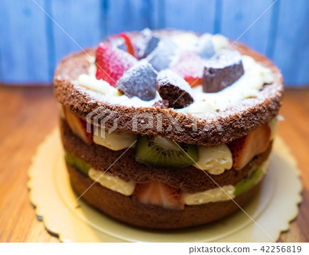 sweet round cake with fruit sweet round cake with fruit 42256819