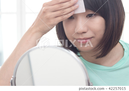 卸妝中的美女 卸妝中的美女 42257015
