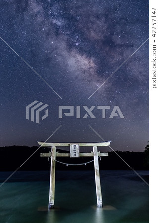 Samba mountain lifting pond night view 42257142