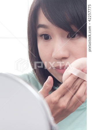 化妝中的女性 化妝中的女性 42257775