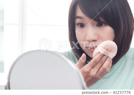 化妝中的女性 化妝中的女性 42257776