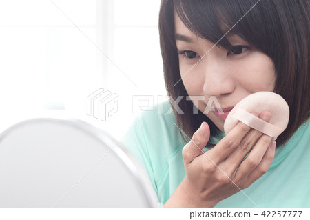 Female in makeup 42257777