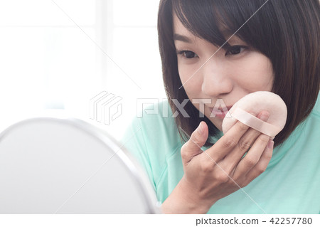 化妝中的女性 42257780