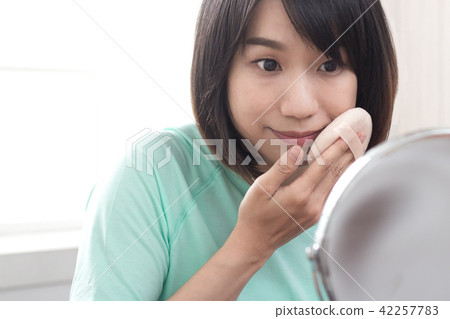 化妝中的女性 化妝中的女性 42257783