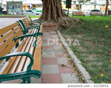 bench in the city park 42258058