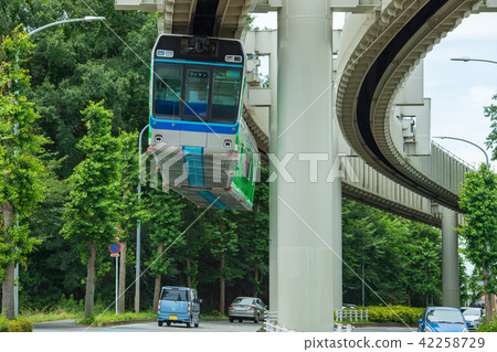 運行在路的單軌鐵路車的圖像 運行在路的單軌鐵路車的圖像 42258729