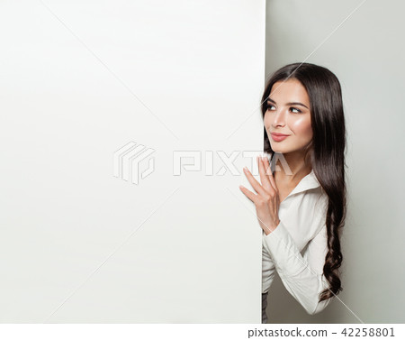Young smiling businesswoman showing white paper 42258801