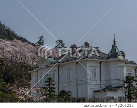  它以秋天的秋葉和秋天的秋葉（Rurouni Kenshin）著名的歷史古蹟的城堡而聞名。 42261222