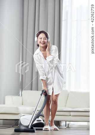 A Single Woman Life In House Cleaning Delightfully Relieves Stress 42262759