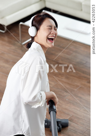 單身女人生活在房子裡。清潔很有趣。緩解壓力 單身女人生活在房子裡。清潔很有趣。緩解壓力 42263053