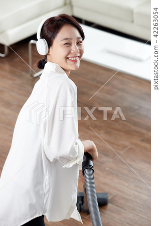 單身女人生活在房子裡。清潔很有趣。緩解壓力 單身女人生活在房子裡。清潔很有趣。緩解壓力 42263054