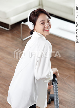 單身女人生活在房子裡。清潔很有趣。緩解壓力 單身女人生活在房子裡。清潔很有趣。緩解壓力 42263055