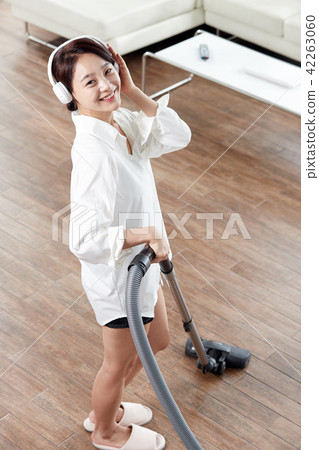 Single Woman Life In House. Cleaning is fun. Relieve stress 42263060