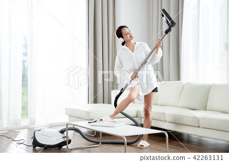 Single Woman Life In House. Cleaning is fun. Relieve stress Single Woman Life In House. Cleaning is fun. Relieve stress 42263131