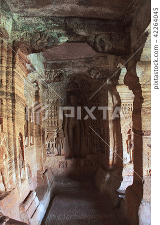 Cave 4 : Carved figure of Indrabhuti Gautama 42264045