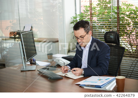Businessman planning week activities 42264879