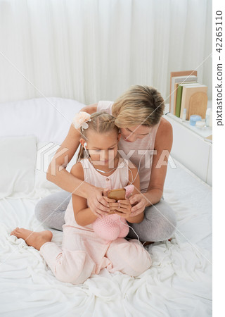 Mom and daugher Mom and daugher 42265110