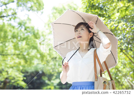 打著陽傘的女人 42265732