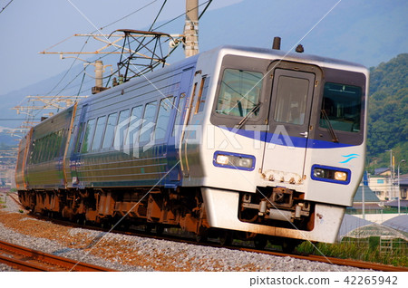 Penetrating type (8000 series, S organization) to Takamatsu side Limited express "Ichizuki" before turning around in 2014 Penetrating type (8000 series, S organization) to Takamatsu side Limited express "Ichizuki" before turning around in 2014 42265942