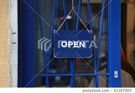 掛在門上的OPEN標籤 掛在門上的OPEN標籤 42267805