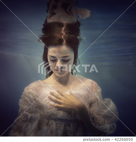 Portrait of a girl in a lace dress under the water 42268050