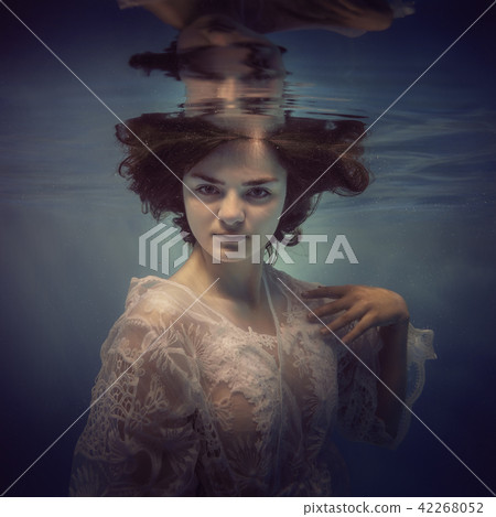 Portrait of a girl in a lace dress under the water 42268052