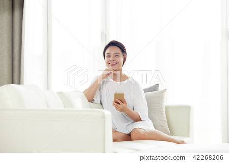 單身女人生活在家裡,每天放鬆 單身女人生活在家裡,每天放鬆 42268206