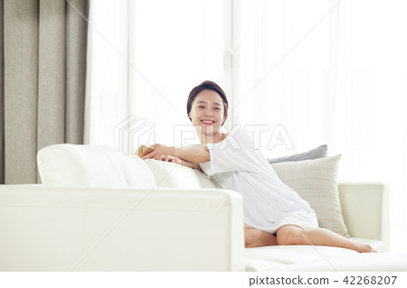 單身女人生活在家裡,每天放鬆 單身女人生活在家裡,每天放鬆 42268207