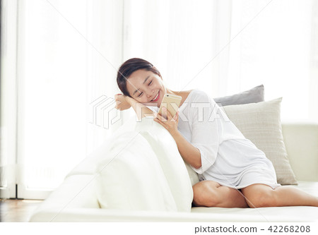 單身女人生活在家裡,每天放鬆 單身女人生活在家裡,每天放鬆 42268208