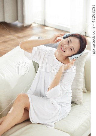 單身女人生活在家裡,每天放鬆 單身女人生活在家裡,每天放鬆 42268255