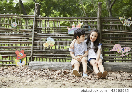 夏天,公園,孩子,孩子,朋友,情侶,初戀,兄弟和姐妹 夏天,公園,孩子,孩子,朋友,情侶,初戀,兄弟和姐妹 42268985
