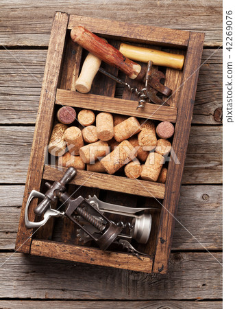 Wine accessories, corkscrew and corks 42269076