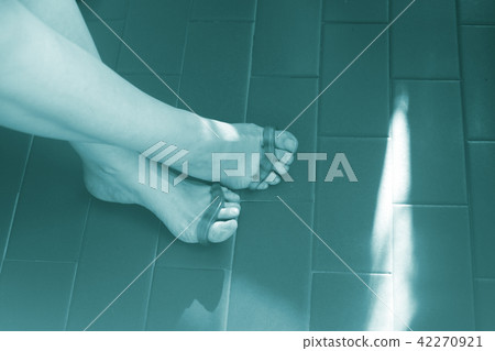 Toe separator to pedicure nails 42270921