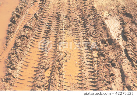 Traces of wheeled vehicles used in agriculture Traces of wheeled vehicles used in agriculture 42273125