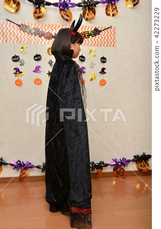 A girl who enjoys a Halloween party 42273229