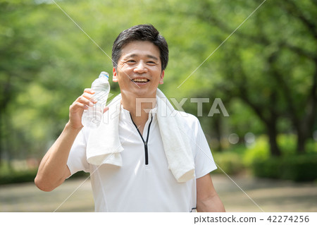 慢跑中間人走的圖像 42274256