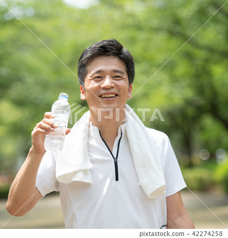慢跑中間人走的圖像 42274258