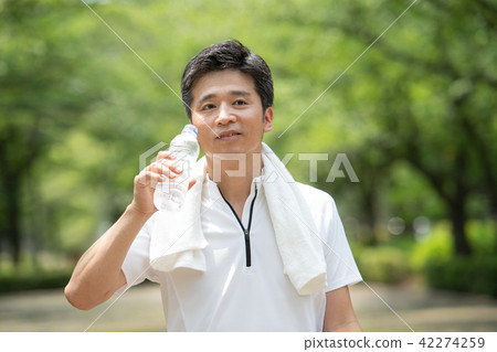 慢跑中間人走的圖像 42274259