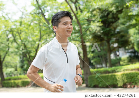 慢跑中間人走的圖像 42274261