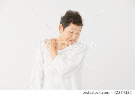 Female elderly stiff shoulder Female elderly stiff shoulder 42274323