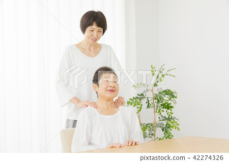 Female parents and girls shoulder dog 42274326