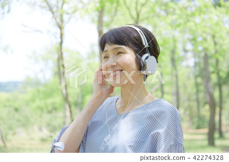 Female middle age headphone 42274328