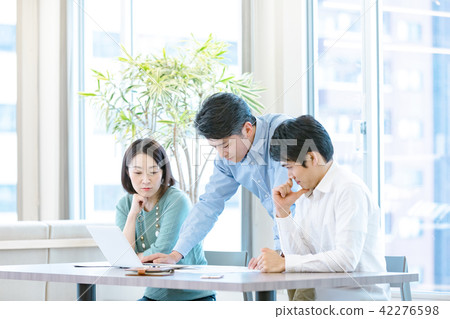Company employee who makes a meeting Male employee female employee office casual wear personalized employee business image 42276598