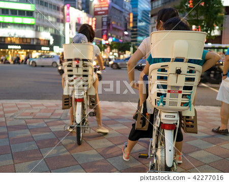 Taipei bicycle family 42277016