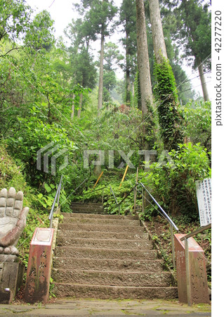 The Chichibu 31st No.1 Buddhist temple and the approach of the Kannonin 42277220