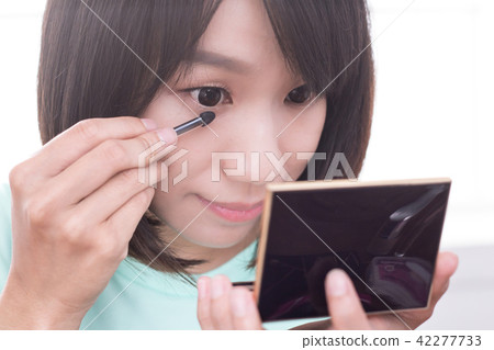 化妝中的美女 化妝中的美女 42277733