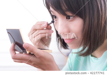 化妝中的美女 42277741