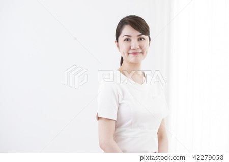 A lady in white A lady in white 42279058